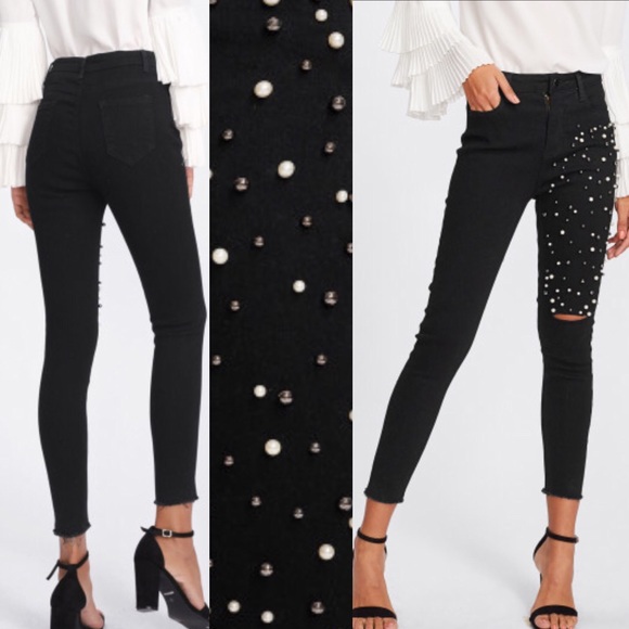 Denim - 🆕Black raw edge Capri jeans w/pearl thigh detail